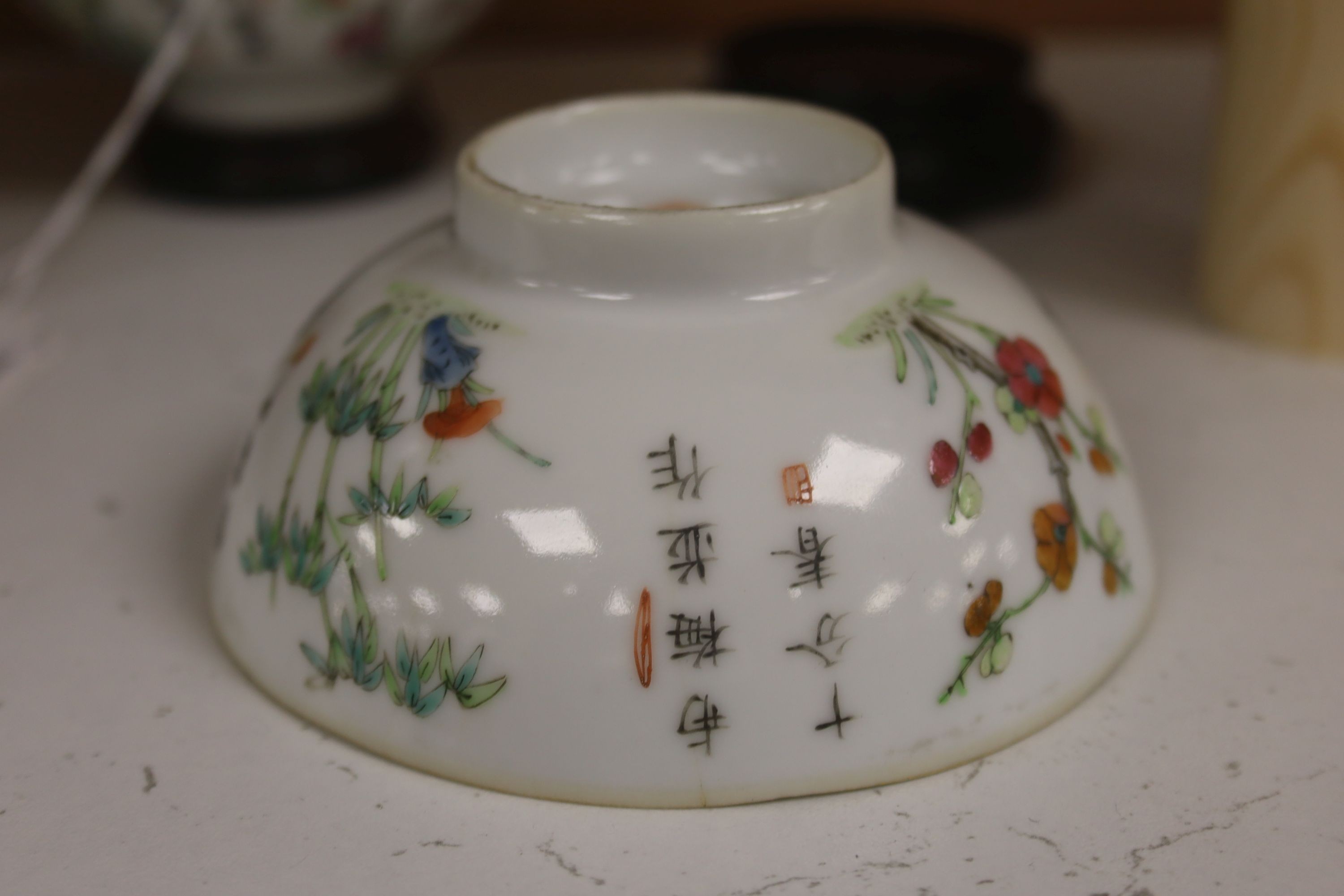 A pair of Chinese famille rose bowls on stands 11cm